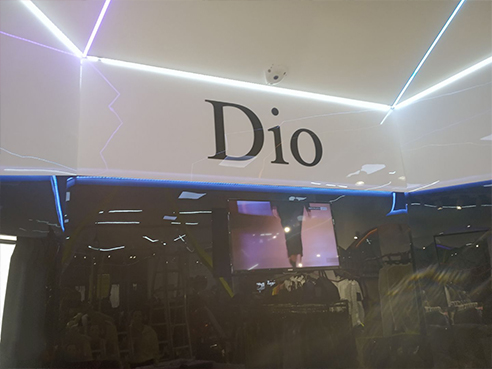 Интерьерная вывеска для магазина премиальной одежды "DIO" 2