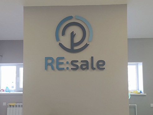 Интерьерная вывеска для "RE:sale"
