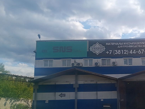 Высотный монтаж брандмауэра с автовышки в Омске