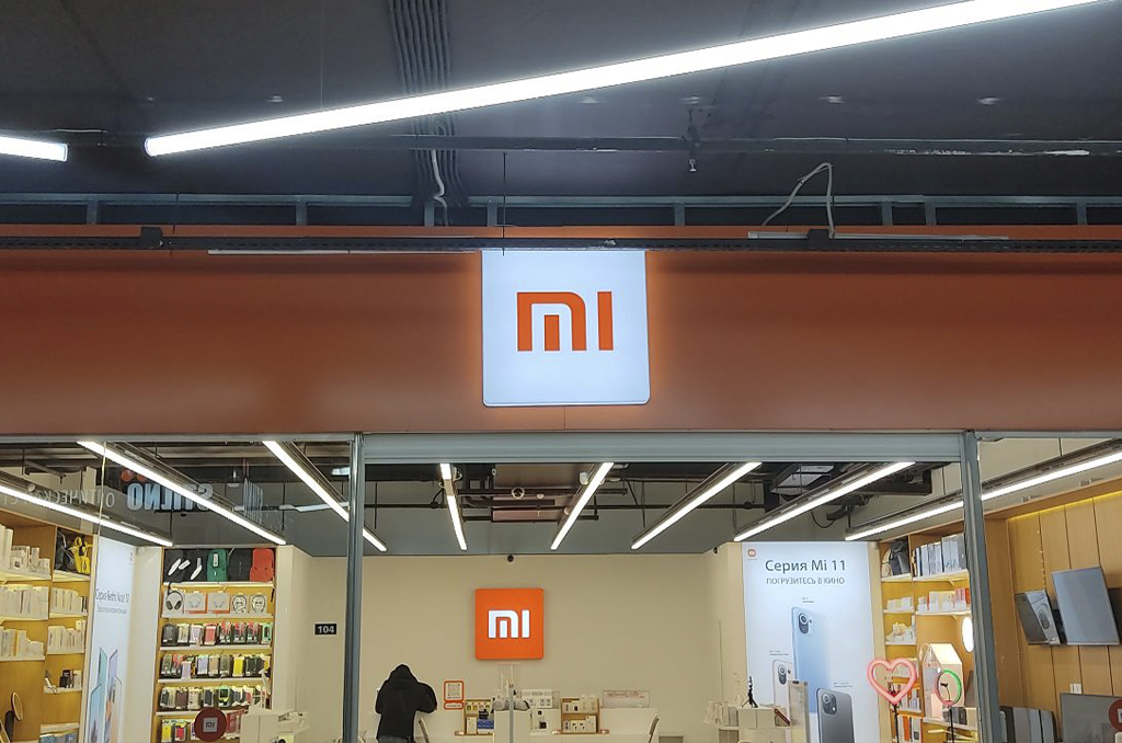 Композитные панели на фасаде магазина Xiaomi — оформление вывески магазина