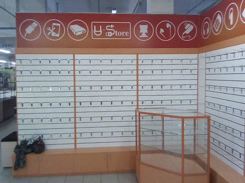 Оформление витрины для магазина аксессуаров для телефонов "U-Store" 3