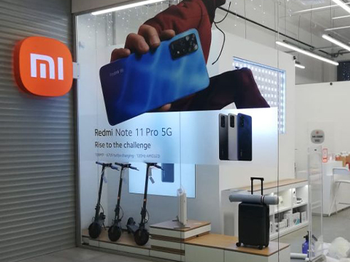 Оформление витрины для магазина электроники "Xiaomi"