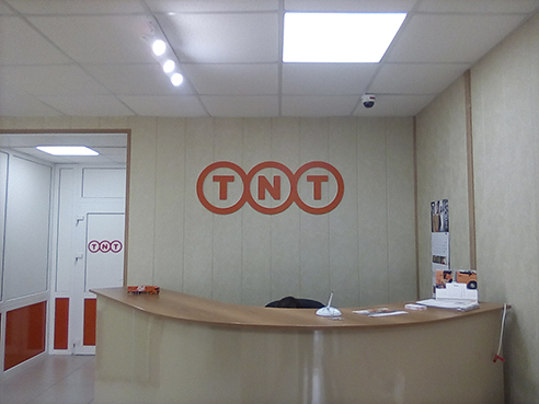 Оформление входной группы для пункта выдачи товаров "TNT" 3