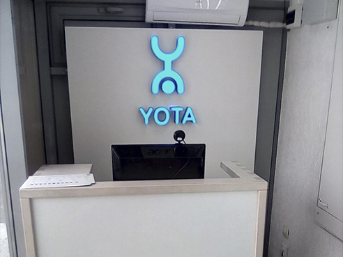 Световая интерьерная вывеска для салона сотовой связи "Yota" 2