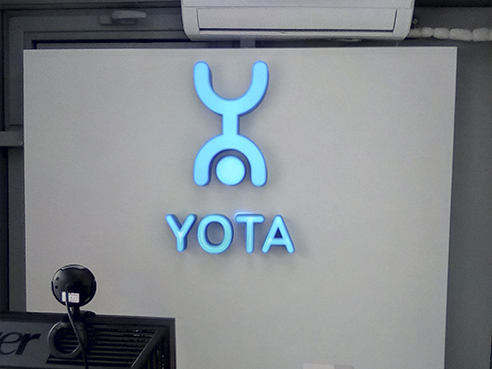 Световая интерьерная вывеска для салона сотовой связи "Yota"