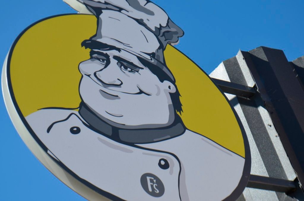 Вывеска для первой точки Frites в Омске 9